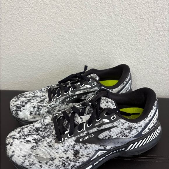 Brooks Monochrome Athletic Sneakers - Picture 3 of 4